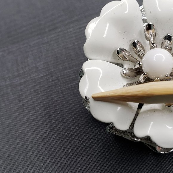 Sarah Coventry White Enamel Floral Flower Clip On Earring Pat Pend Vtg 1964 - Picture 8 of 10